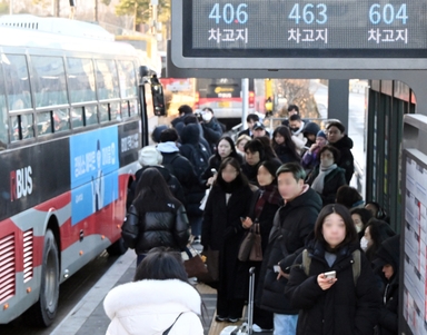 전광판에 뜬 빨간 '차고지' 글씨···시내버스 파업에 출근길 시민들 '대혼란'[르포]
