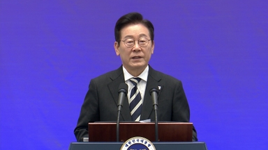 [현장연결] '새롭게 선 민주주의, 그 1년'…이 대통령, 외신 기자회견