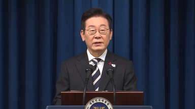 '빛의 혁명' 1주년…이 대통령 '정의로운 통합' 강조