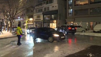 '첫눈' 폭설로 항공기 결항·도로 곳곳 통제