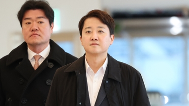 '공천개입' 이준석 특검 출석…"尹공범 엮기, 무리한 시도"