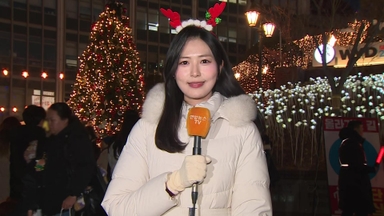 캐럴·트리 성탄절 분위기 물씬…명동거리 북적