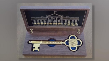 트럼프, 이 대통령에 '백악관 황금열쇠' 선물