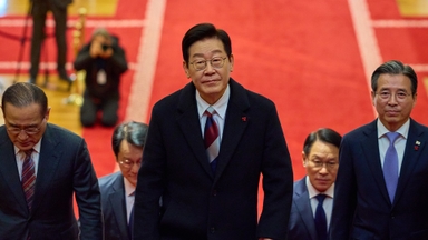 '통합 넥타이' 매고 청와대 첫 출근…지지자 환호 속 업무 돌입