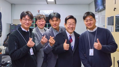 이 대통령, 청와대 첫날 춘추관 깜짝 방문