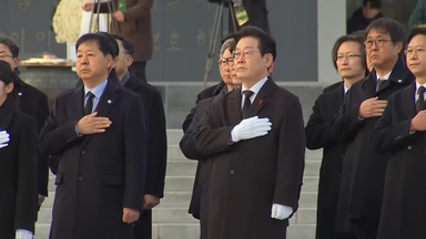 이 대통령, 현충원 참배…"대도약 원년 대한국민과 함께"