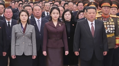 김정은, 딸 주애 '센터' 첫 선대 참배…후계 신호탄?