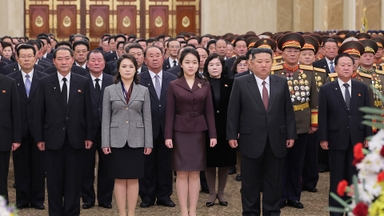 김정은, 딸 '센터' 주애 첫 선대 참배…후계 신호탄?