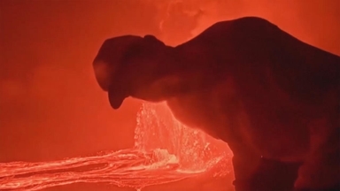 목숨이 두 개인가…용암 분출하는 화산에 '초접근' [지구촌현장포착]