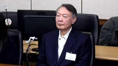 유죄 판단에 尹 얼굴 붉어져…입술 깨물기도