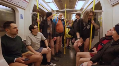 [지구촌화제] "부끄럽진 않지만 춥네요" 하의실종 지하철 패션