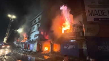 파키스탄 쇼핑 상가 화재로 6명 사망·65명 실종