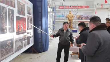 김정은, 러시아 파병기념관 조각상 제작 현장 방문