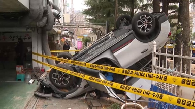 [사건사고] 3층 건물서 SUV 추락 '혼비백산'…만취상태 운전 外