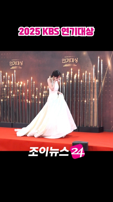 [조이숏] 레드카펫 위 대참사 날 뻔한 오마이걸 아린 #shorts