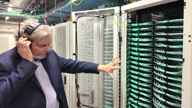 "AI로 국가 재건"...영국, '데이터 센터' 인프라 총력전