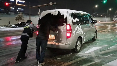 임신부 돕고 눈 치우고...빙판 위 시민 도운 경찰들