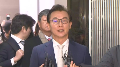 '통일교 의혹' 전재수 출석...명품 시계 수수 등 조사