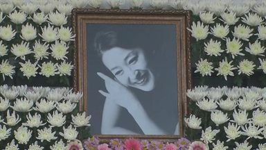 하늘로 떠난 '신의 아그네스'...1세대 연극 스타 윤석화 별세