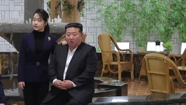 [이슈ON] 존재감 키우는 김주애...김정은에 '어깨 손, 손깍지'