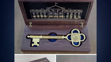 대통령실 "트럼프, 이 대통령에게 마지막 백악관 황금 열쇠 전달"