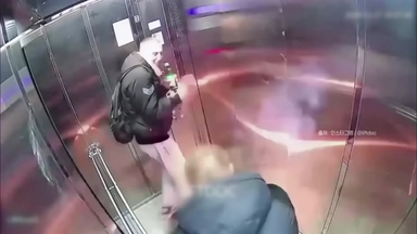 [나우쇼츠] 러시아 청년들, 건물 승강기에서 화려한 불꽃 쇼