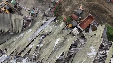 4층 높이 쓰레기 매립장 붕괴...더딘 구조에 애타는 가족들