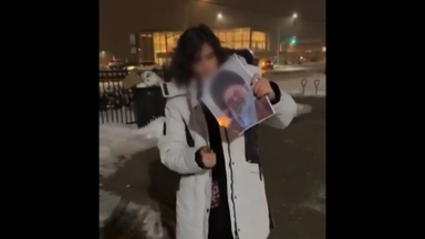 하메네이 사진 태워 담뱃불 '저항'...이란 "전쟁·협상 모두 준비"