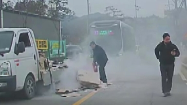 '소화기 들고 연기 속으로'...큰불 막은 시민 영웅