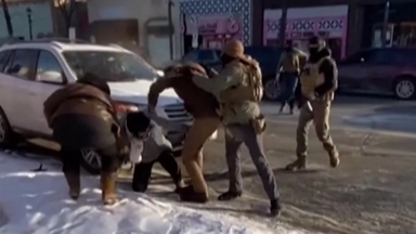 "총 빼앗은 뒤 총격"...지지층까지 반발에 한발 물러선 트럼프