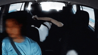 고성 지르며 운전석 발로 '퍽퍽'…"한국인이라고?" 발칵