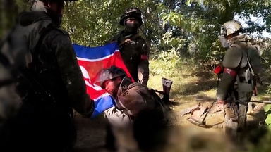 무릎 꿇고 인공기에 뺨 대더니…의식 치른 후 '지뢰 제거' 투입