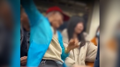 여성 무릎에 앉은 노인…옆 사람이 밀치자 "깔깔"