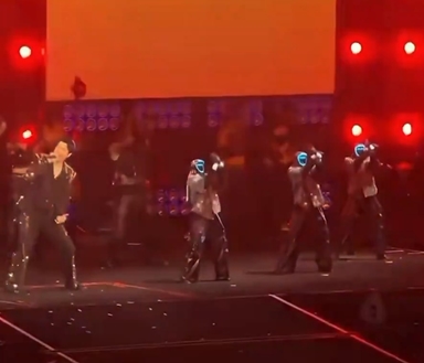 "사람인 줄" 백댄서 中로봇의 현란한 춤사위…머스크도 "인상적"