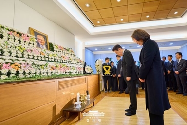 李대통령 부부, 이해찬 前 총리 빈소 조문…국민훈장 무궁화장 추서
