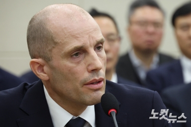 사과한 쿠팡 로저스 신임 대표, 김범석 질문엔 '침묵'