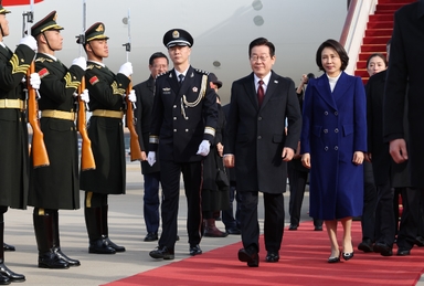 李대통령 베이징 도착…3박4일 순방일정 돌입[영상]