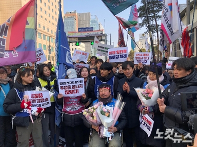 336일 만에 내려온 세종호텔 해고 노동자…"땅에서 투쟁 이어간다"