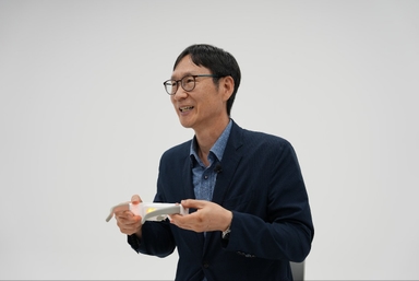 “집에서 눈 케어”… 안경처럼 쓰고 있으면 2분 동안 ‘광 치료’ [이진한 의사·기자의 따뜻한 의료기기 이야기]