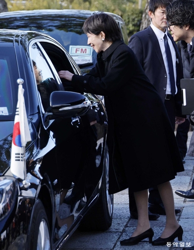 차 창문 내리자 또 다가와 손잡아…다카이치 ‘극진한 환송’