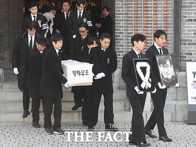 [현장FACT] '그동안 울고 웃고…감사했습니다' 故 안성기, '국민 배우'의 마지막 길 (영상)