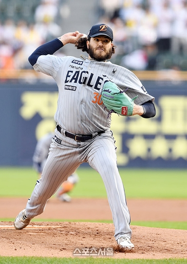 “KBO는 고작 더블A?” 4관왕 폰세의 400억 잭팟, ‘기록 부풀리기’ 논란 속 시험대