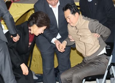 농성장 찾은 박근혜 “단식 중단하시라” 장동혁 “그렇게 하겠다” [포착]