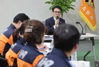 김민석 총리 “응급실 뺑뺑이 문제 오래 끌기 어려워···대안 찾아야”