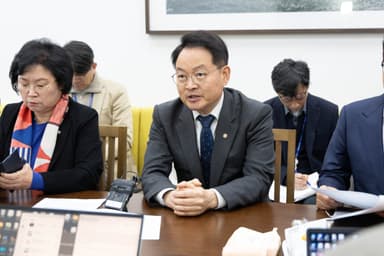 與 "주호영 부의장 사회 거부는 테러 행위···즉각 사퇴하길"