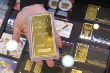 "대체 언제까지 오를 건지"···금값, 1979년 이후 최대 연간 상승세 전망 [글로벌 왓]