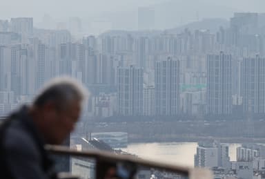 "공급가뭄發 패닉바잉에 집값 뛸 것" 40%···"대출규제 영향"도 19%