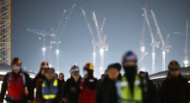 평택의 새벽 깨운 1만 안전모 행렬