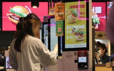 "점심에 국밥 한 그릇? 차라리 햄버거 2개 먹지"···불황 속 '서민 음식' 등극