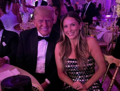 "세상에서 가장 아름다운 사진작가"···트럼프가 극찬한 여성, 누구? [글로벌 왓]